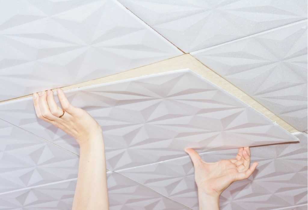 Как правильно наклеить потолочную плитку?